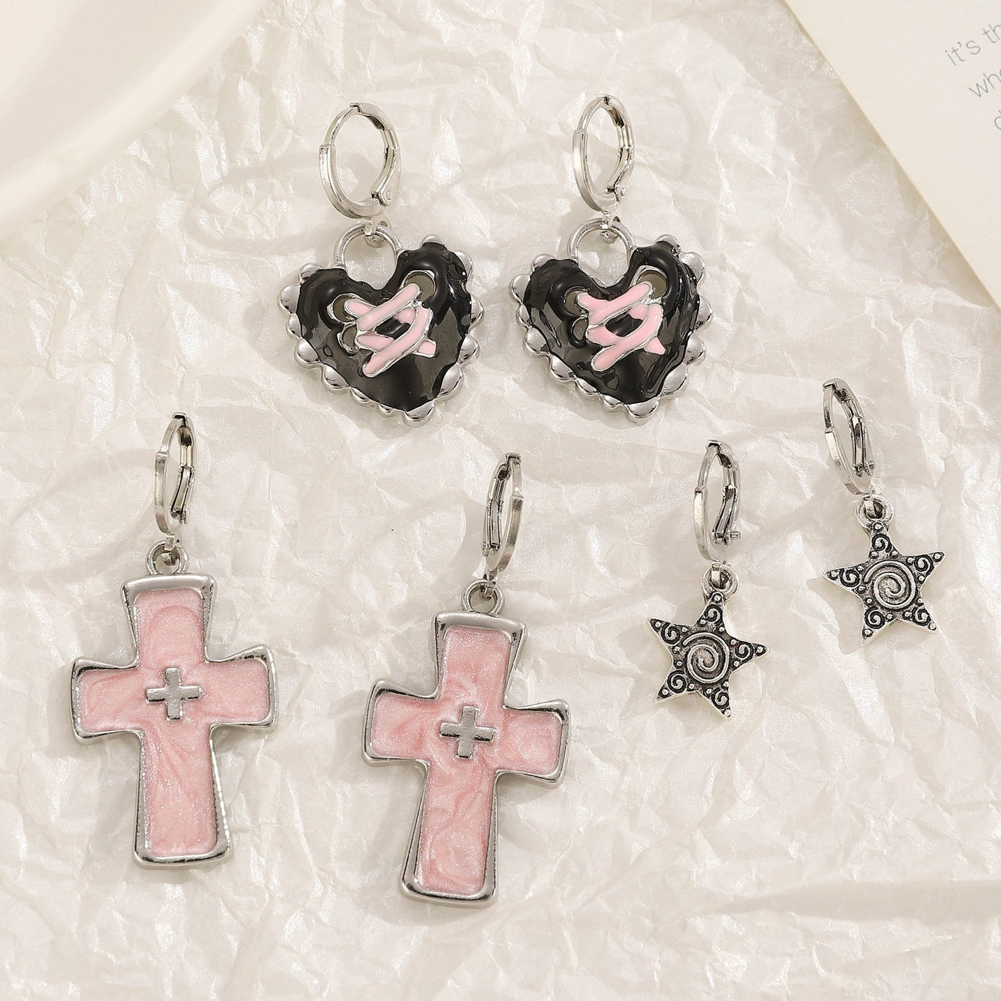 Black Heart Y2K Earrings with Pink Ribbon Detail – Gothic Sweetheart Drop Earrings
