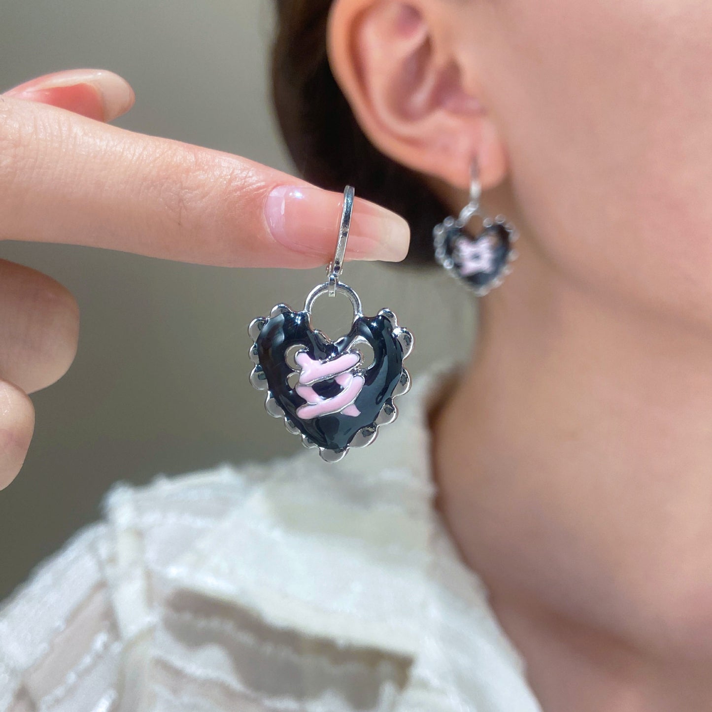 Black Heart Y2K Earrings with Pink Ribbon Detail – Gothic Sweetheart Drop Earrings