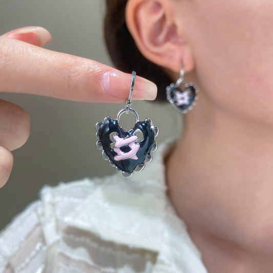 Black Heart Y2K Earrings with Pink Ribbon Detail – Gothic Sweetheart Drop Earrings
